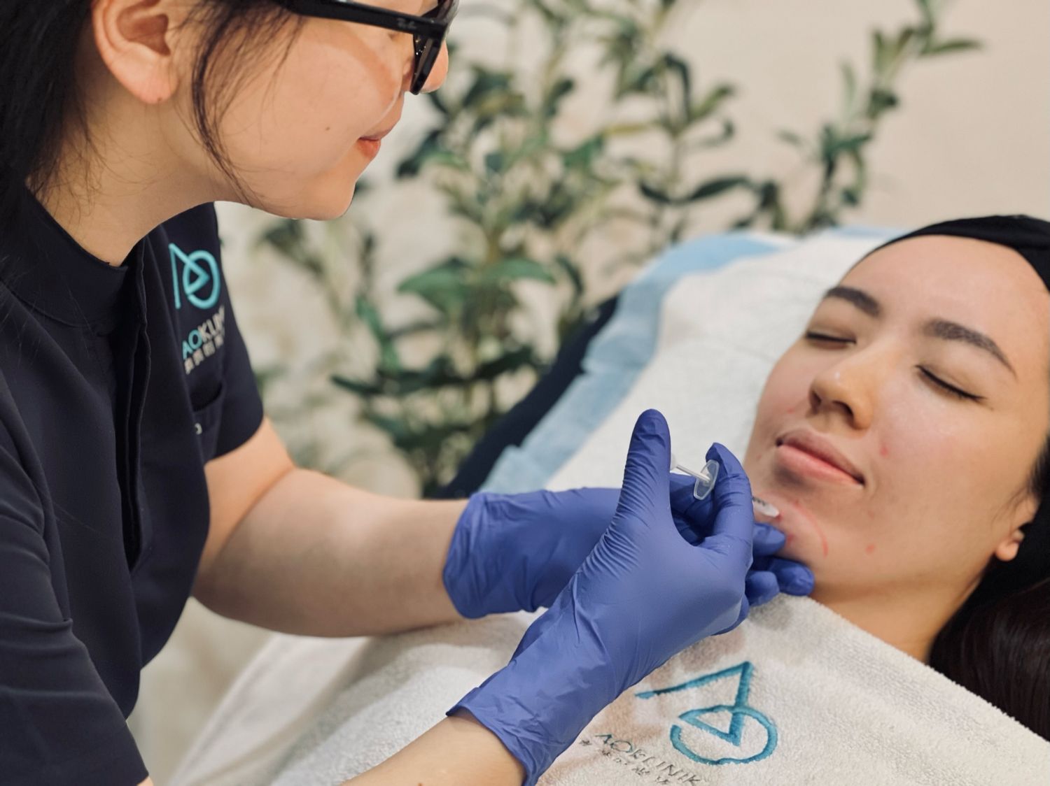 Dr. Kamen Ng performing a hybrid bio-stimulator session